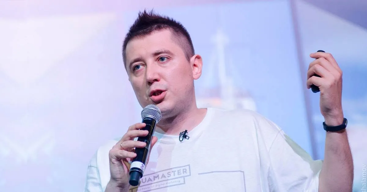 Євген Шевченко з мікрофоном на сцені